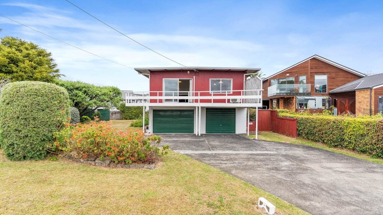 8 Kowhai Road, Campbells Bay, Auckland - Carousel 1