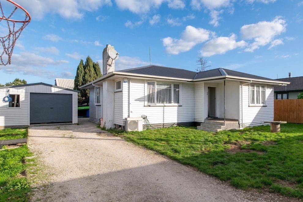 15 Isobel Street, Fairy Springs, Rotorua - Carousel 1