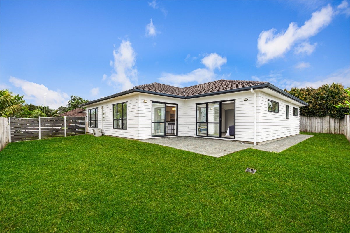 8 Bonny Crescent, Massey, Auckland - Carousel 2