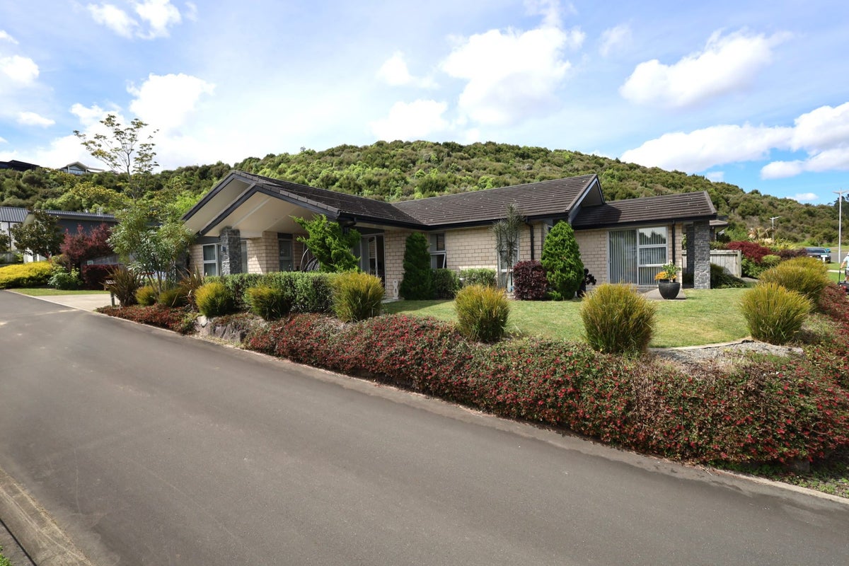 35 Rochfort Crescent, Pyes Pa, Tauranga - Carousel 1