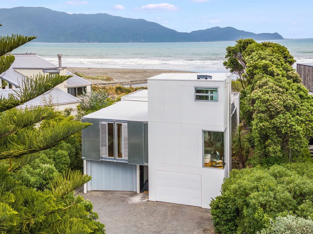 31 Field Way, Waikanae Beach, Waikanae - Carousel 2