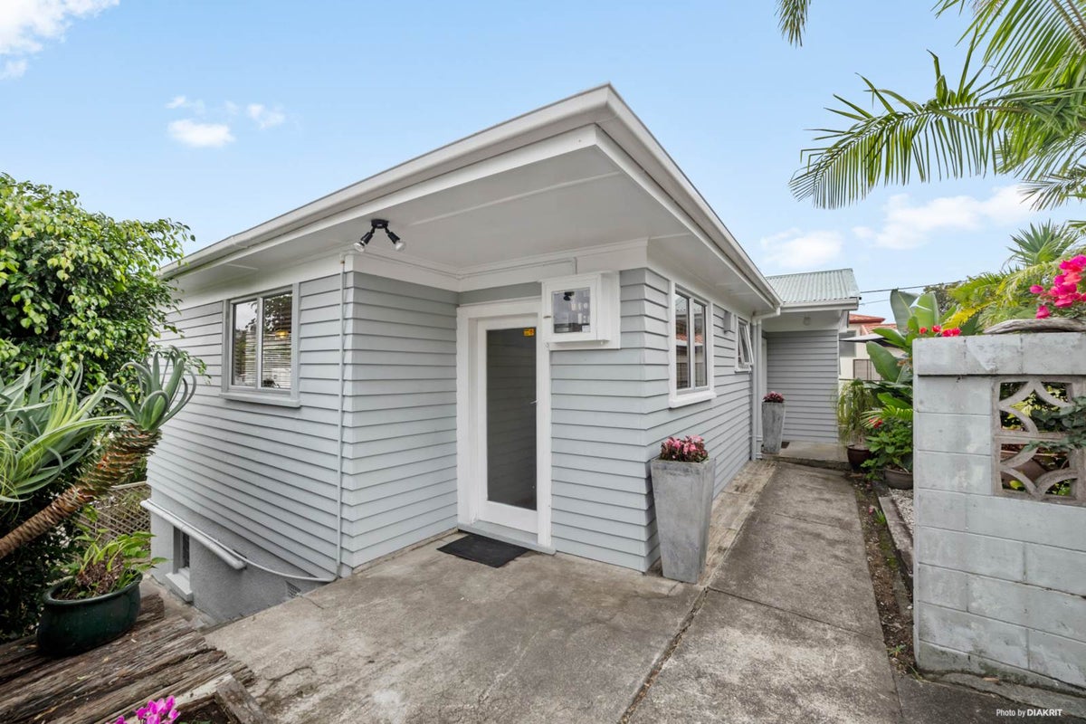 1/668 Beach Road, Browns Bay, Auckland - Carousel 2