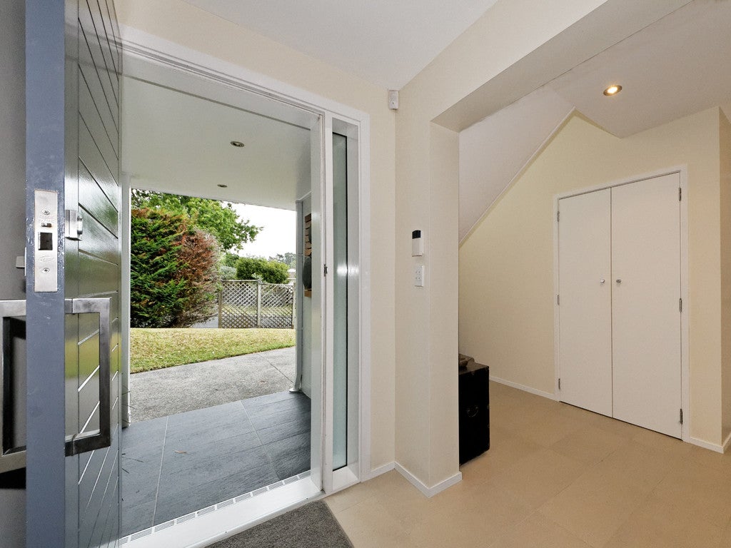 5 Castleford Street, Green Bay, Auckland - Carousel 2