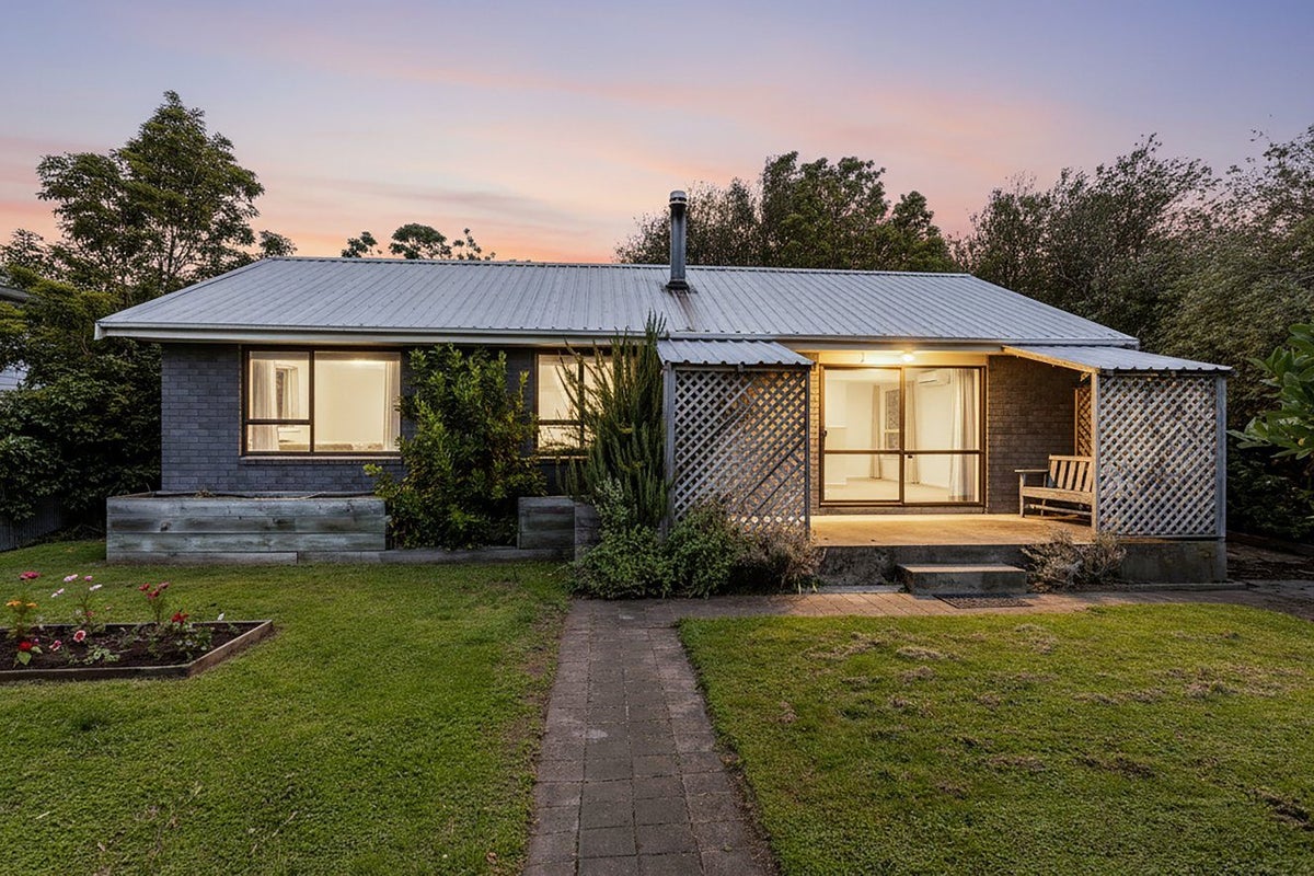 2/156 Canon Street, Edgeware, Christchurch - Carousel 1