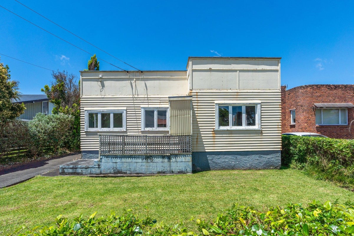 6 Staveley Avenue, Mount Roskill, Auckland - Carousel 1
