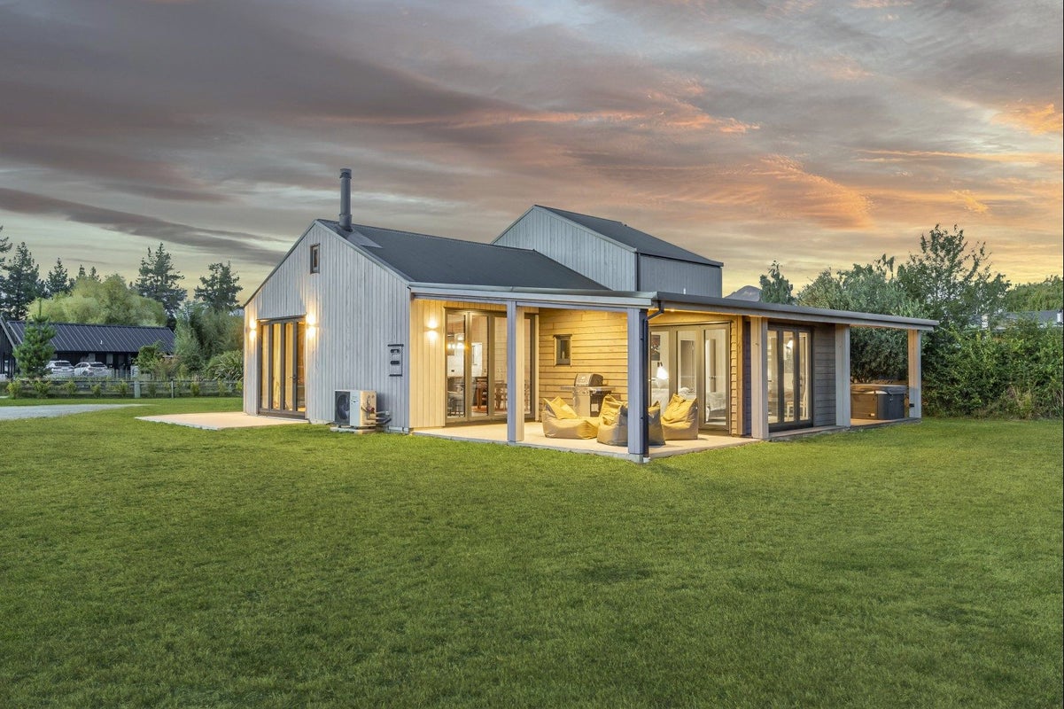 2/19 Monteith Road, Wanaka - Carousel 1