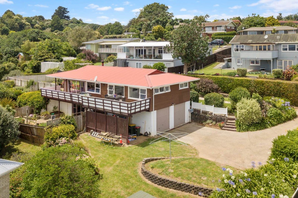 4 Gibbs Crescent, Red Hill, Papakura - Carousel 2
