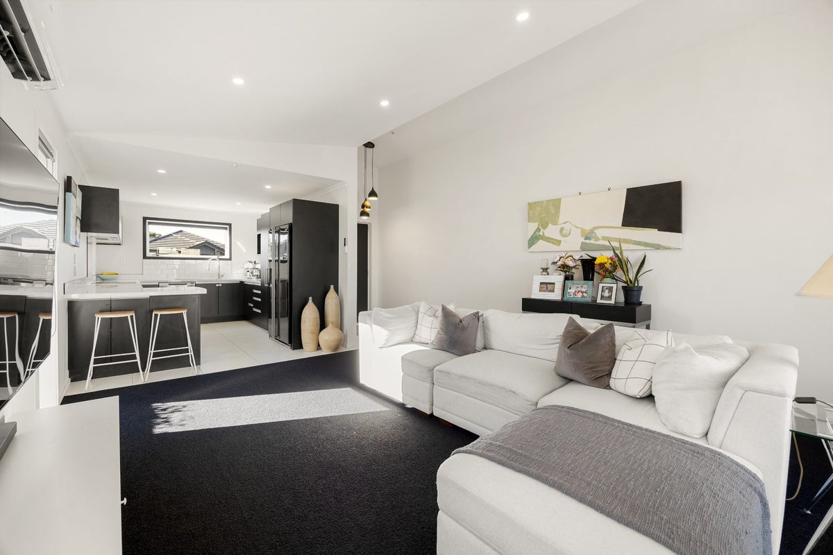 11 McCorquindale Drive, Flagstaff, Hamilton - Carousel 2