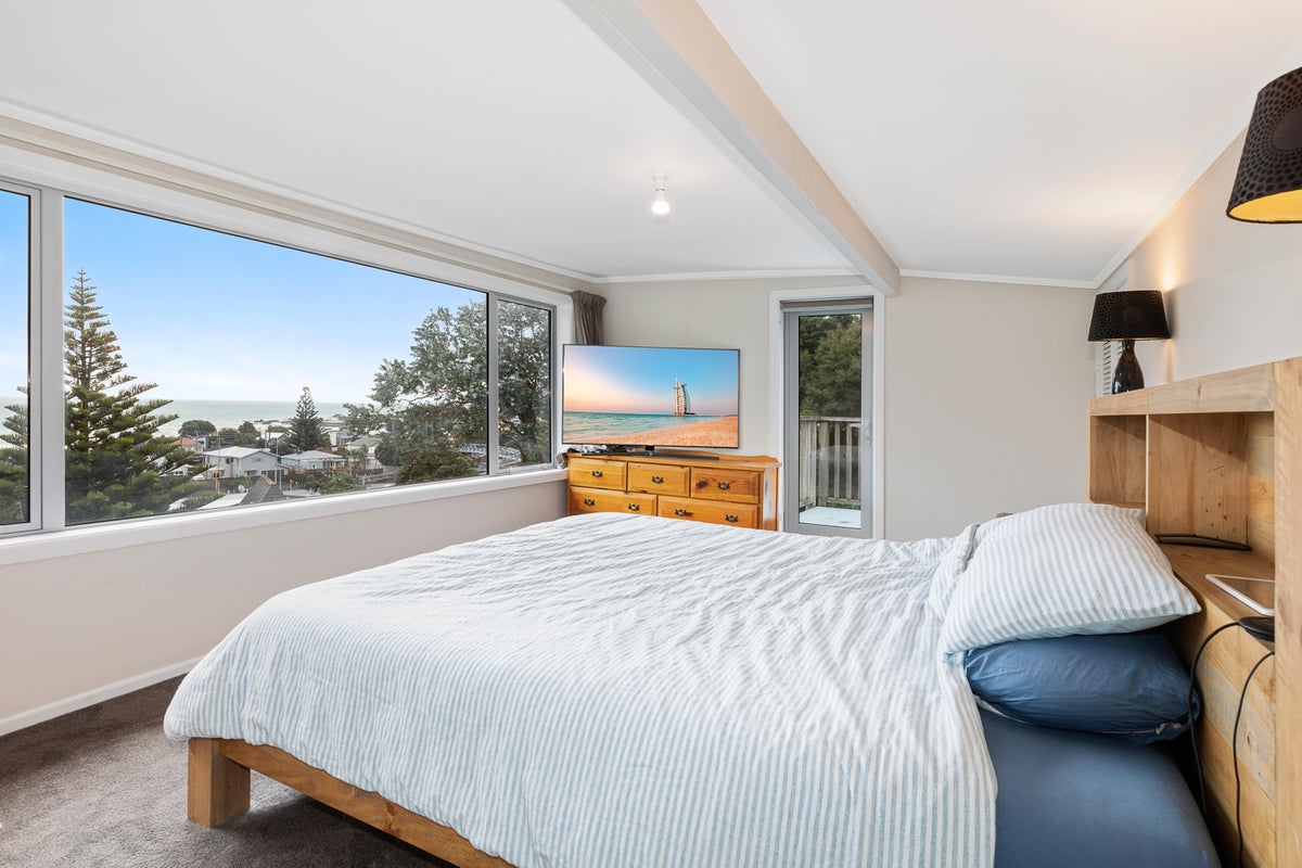 14 Grays Road, Plimmerton, Porirua - Carousel 2