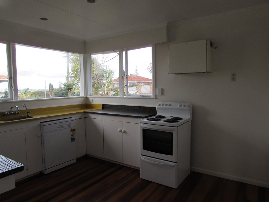 73 Jaemont Avenue, Te Atatu South, Auckland - Carousel 13