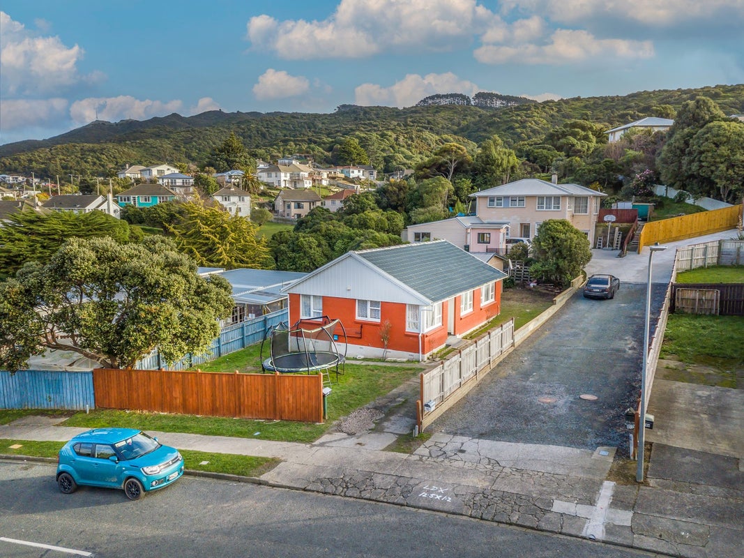 8 Takapuwahia Drive, Takapuwahia, Porirua - Carousel 2