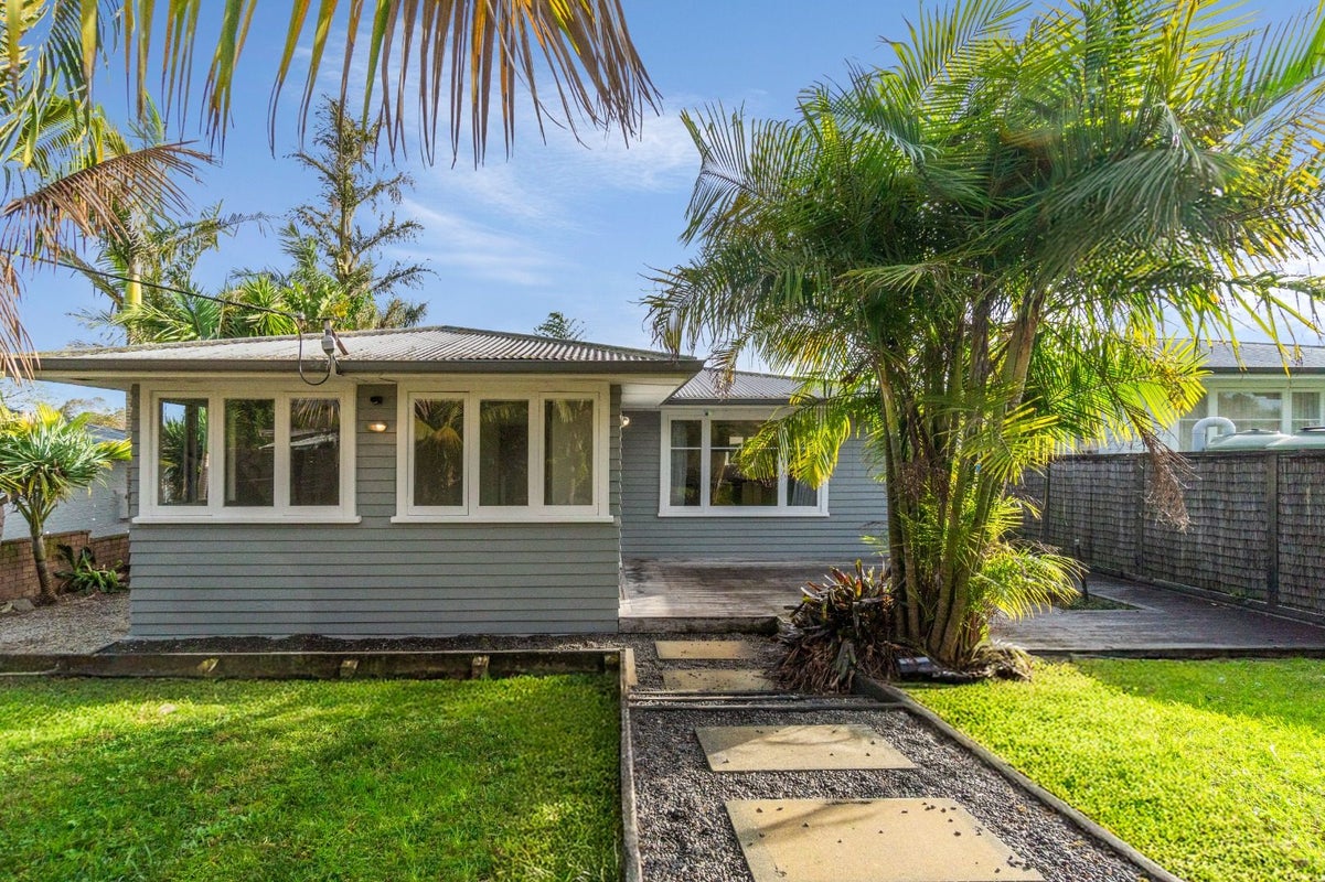 13 Amberley Avenue, Te Atatu South, Auckland - Carousel 1