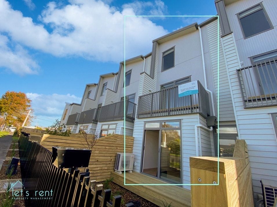 588E Te Atatu Road, Te Atatu Peninsula, Auckland - Carousel 1
