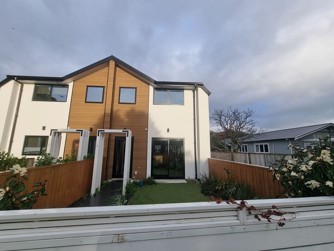 2/42 Cambridge Terrace, Waiwhetu, Lower Hutt - Carousel 1