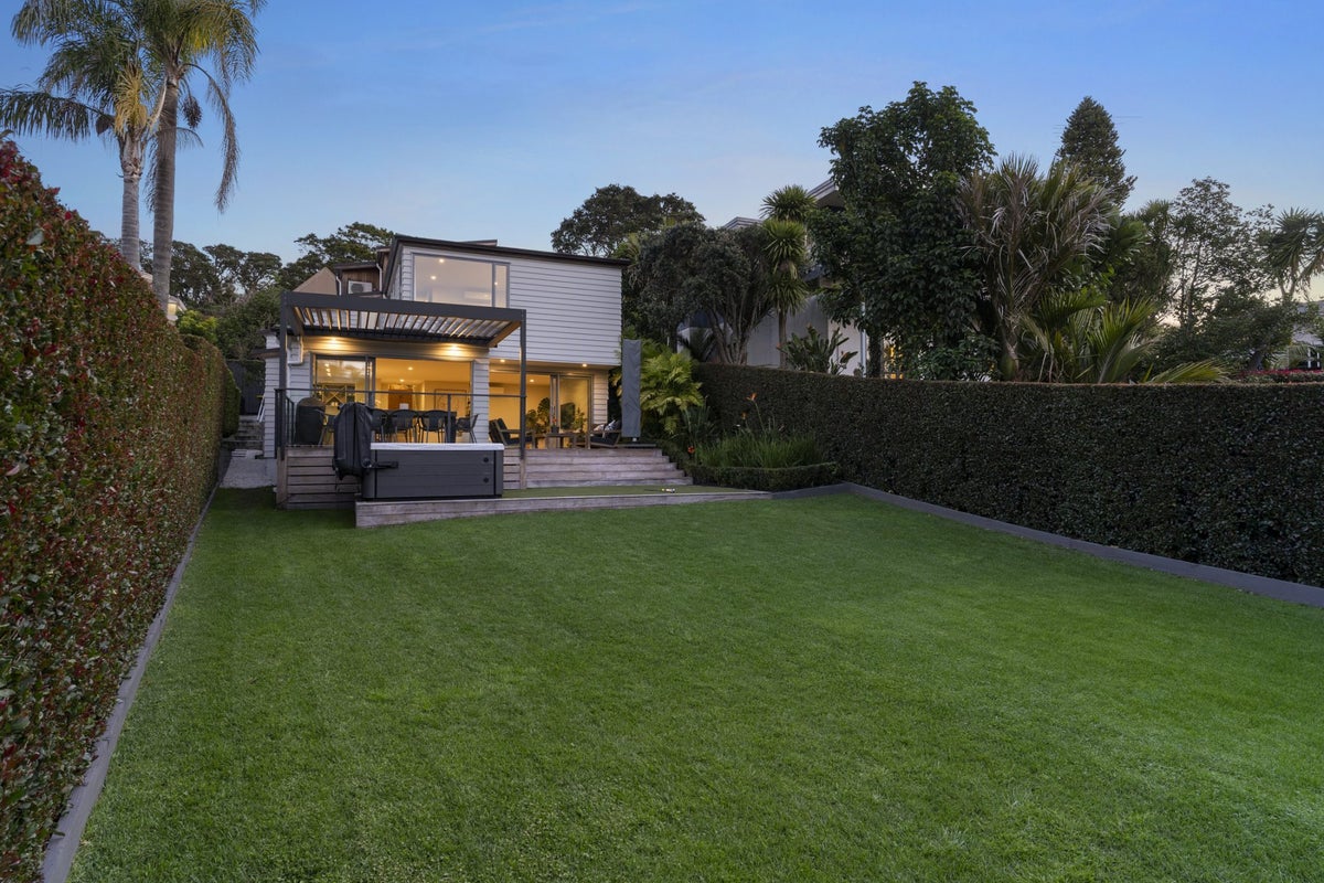 1A Lyons Avenue, Murrays Bay, Auckland - Carousel 1