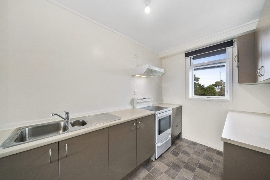 9/41 Barber Grove, Moera, Lower Hutt - Carousel 2