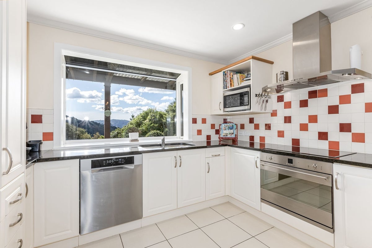 13 Sierra Way, Blue Mountains, Upper Hutt - Carousel 2
