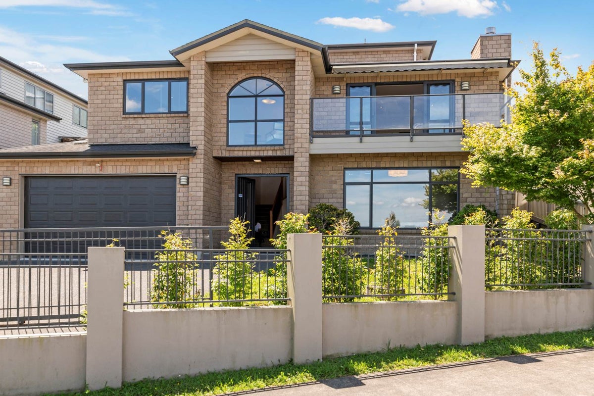 23 Bintulu Place, Fairview Heights, Auckland - Carousel 1