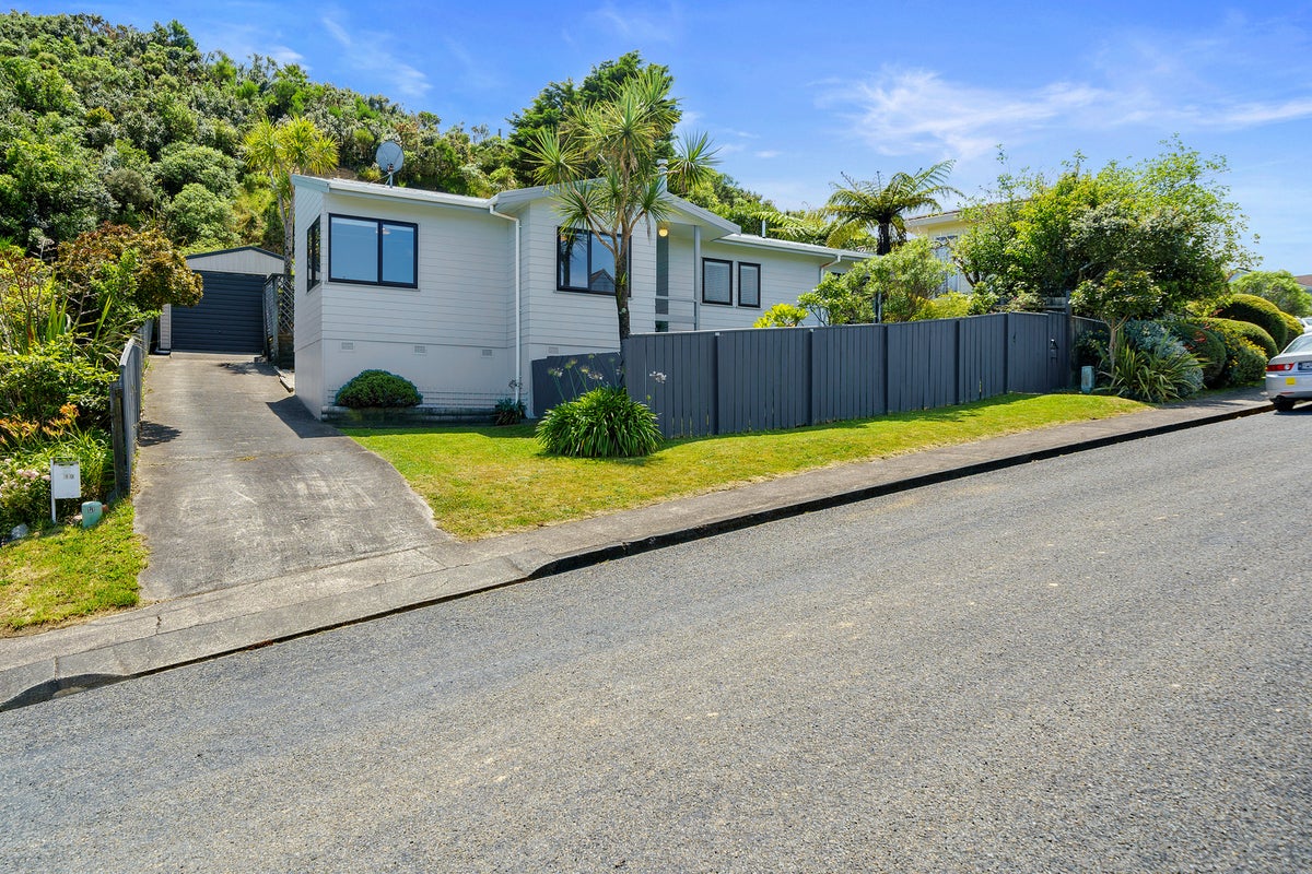 121 Montgomery Avenue, Karori, Wellington - Carousel 1