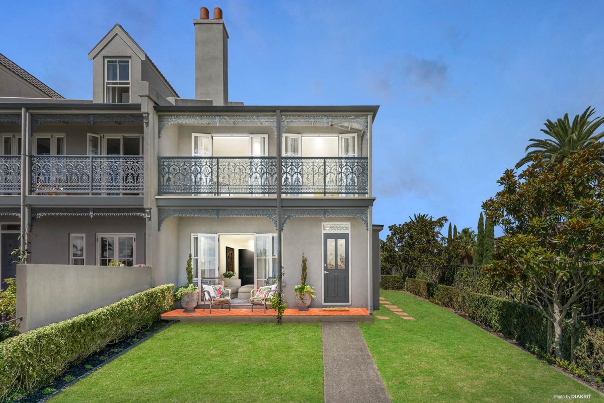 18 Leneford Drive, East Tamaki, Auckland - Carousel 1