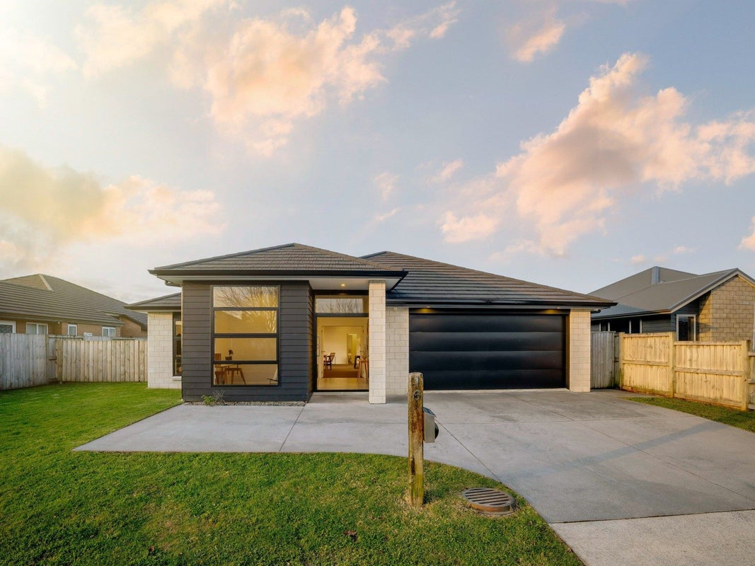 16 Helen June Avenue, Flagstaff, Hamilton - Carousel 1