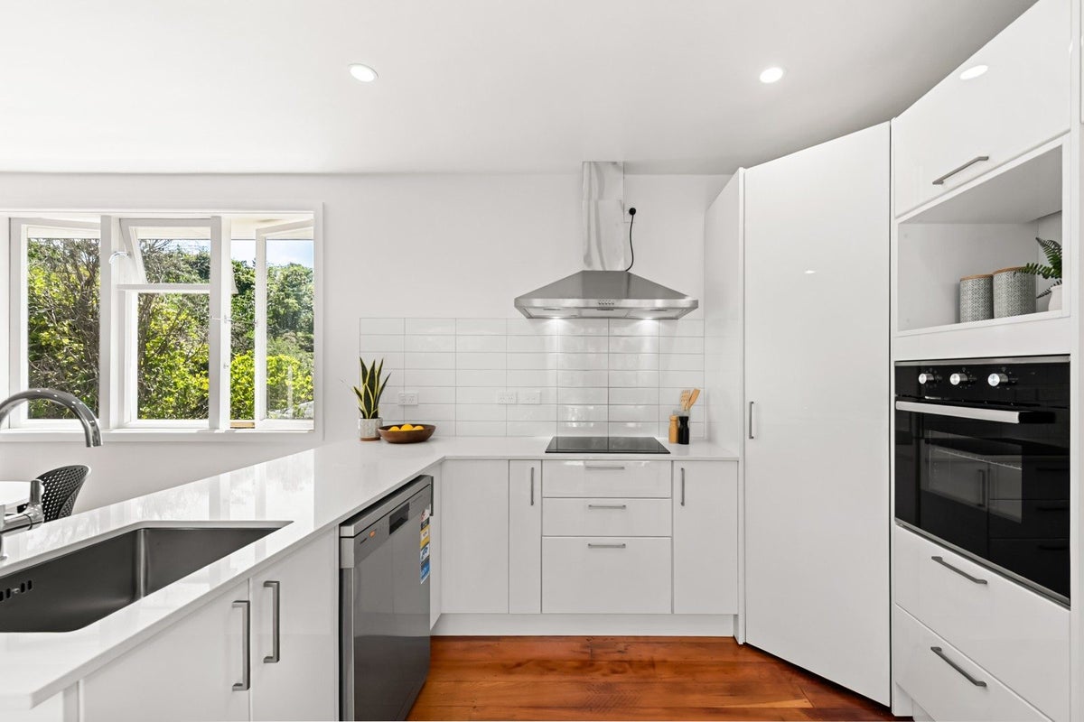 34A Lyndhurst Road, Tawa, Wellington - Carousel 2