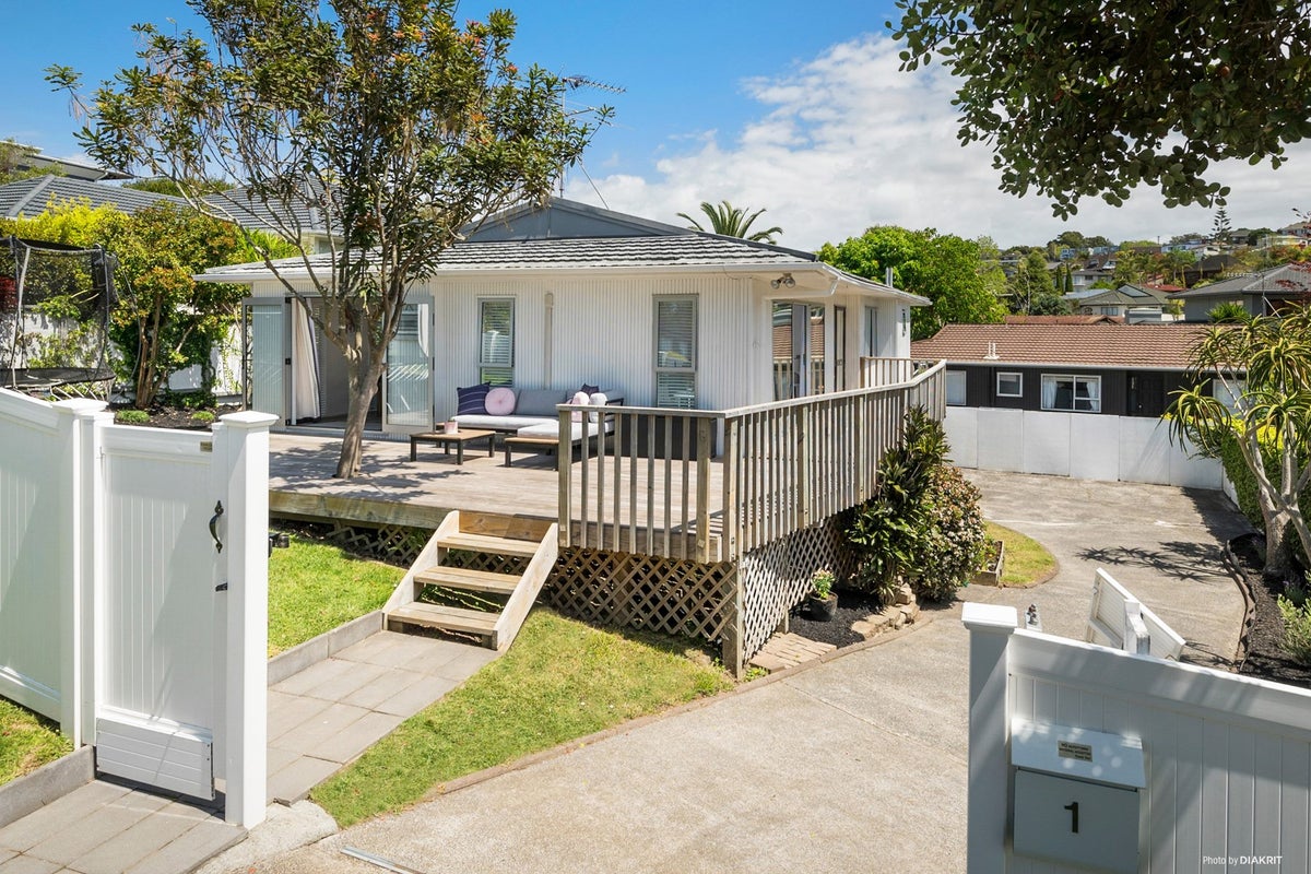 1 Mayfair Cres, Mairangi Bay, North Shore City - Carousel 1