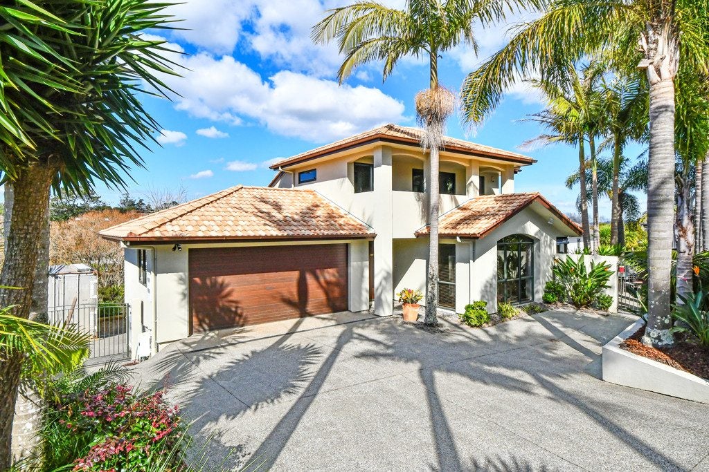 12 Rising Parade, Fairview Heights, Auckland - Carousel 1