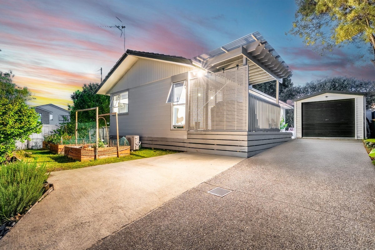 2 Katrina Place, Massey, Auckland - Carousel 1