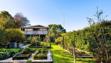 89 Kauri Point Road, Laingholm, Auckland - Carousel 1