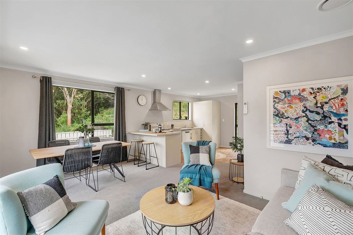 64 OMAPERE ST, WHITBY, PORIRUA - Carousel 1