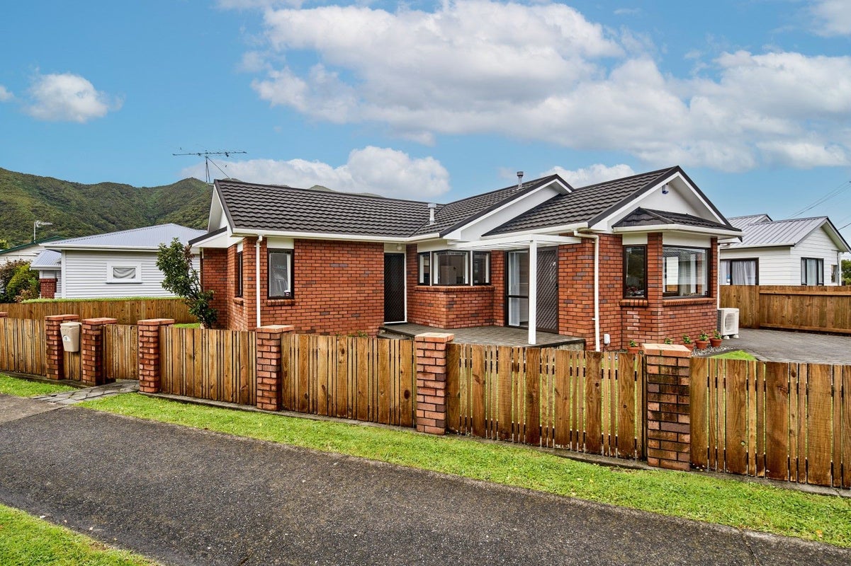 16 Birdwood road, Waterloo, Lower Hutt - Carousel 1