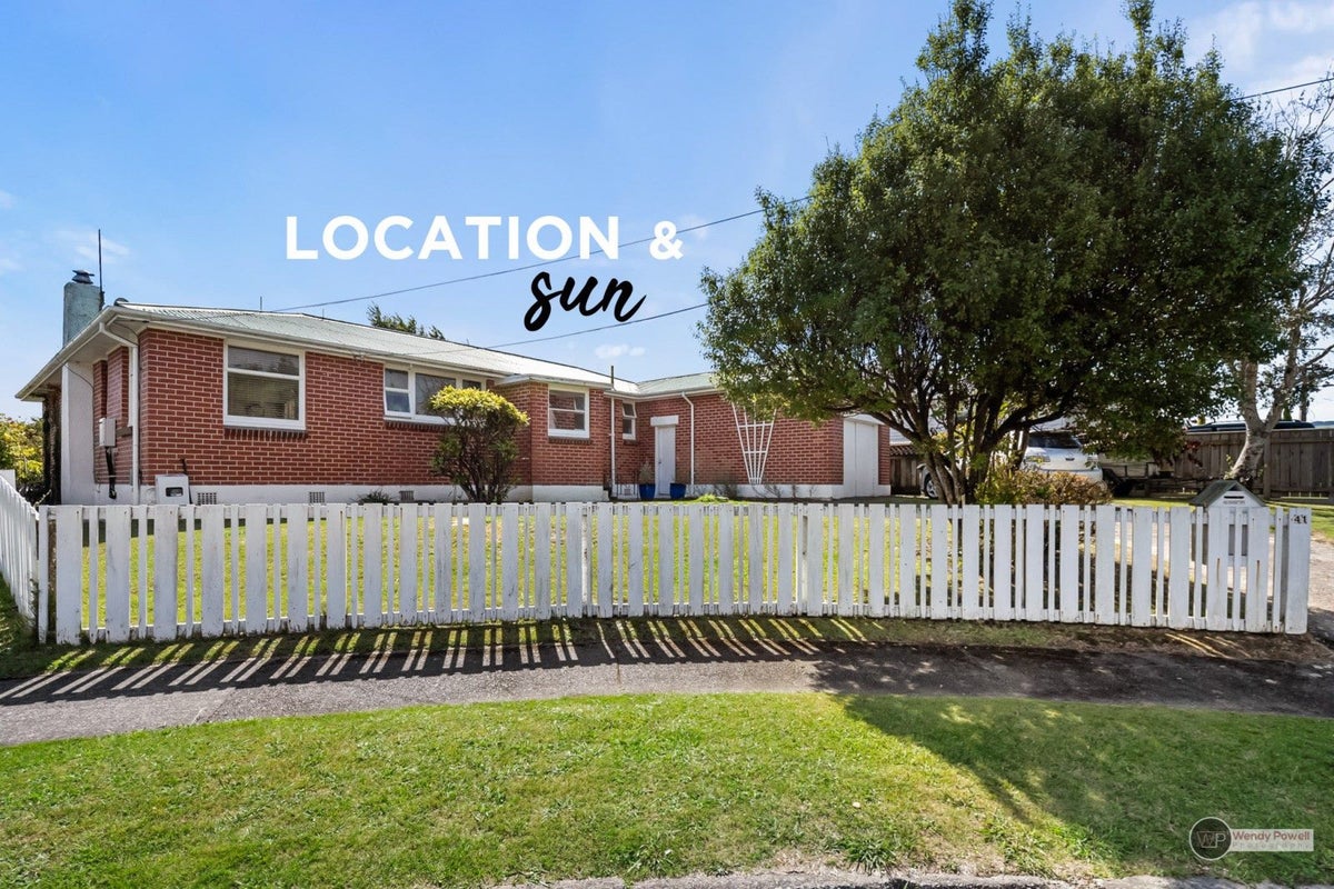 41 Dowling Grove, Silverstream, Upper Hutt - Carousel 1