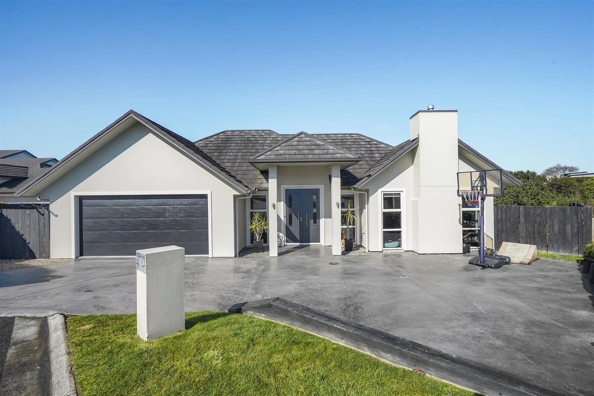 9 Trent Lane, Flagstaff, Hamilton - Carousel 1