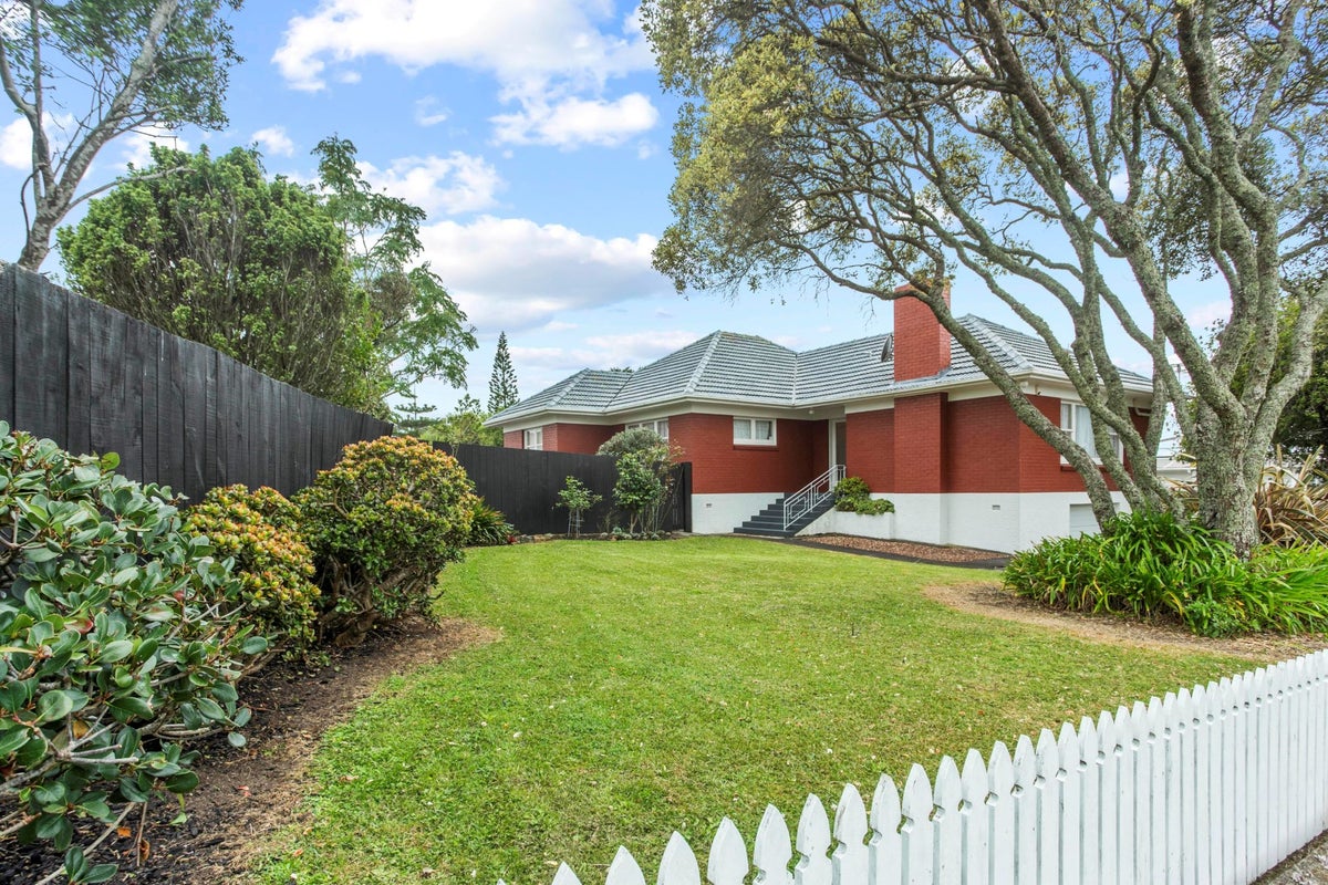 2 Maui Street, New Lynn, Auckland - Carousel 1