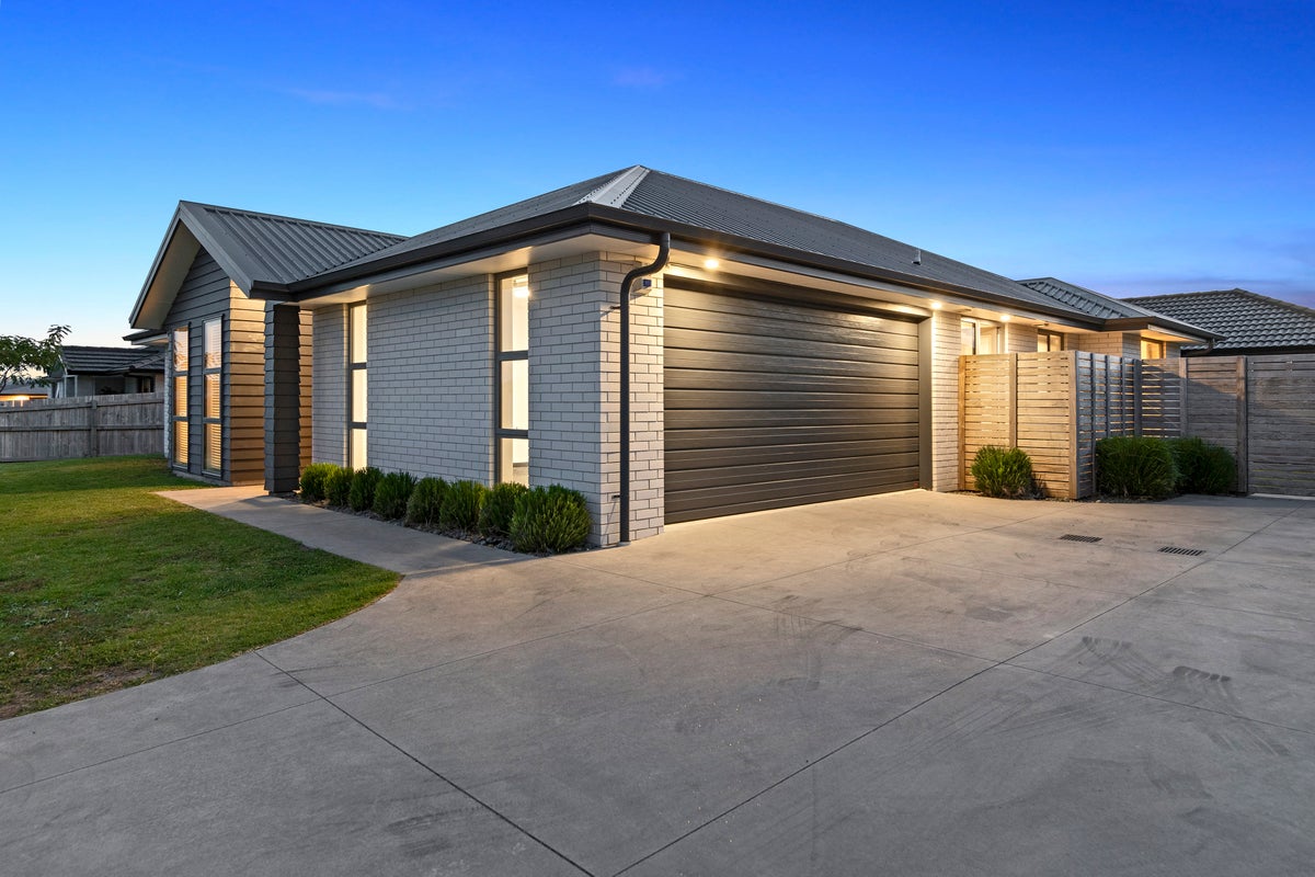5 Cowell Crescent, Pyes Pa, Tauranga - Carousel 1