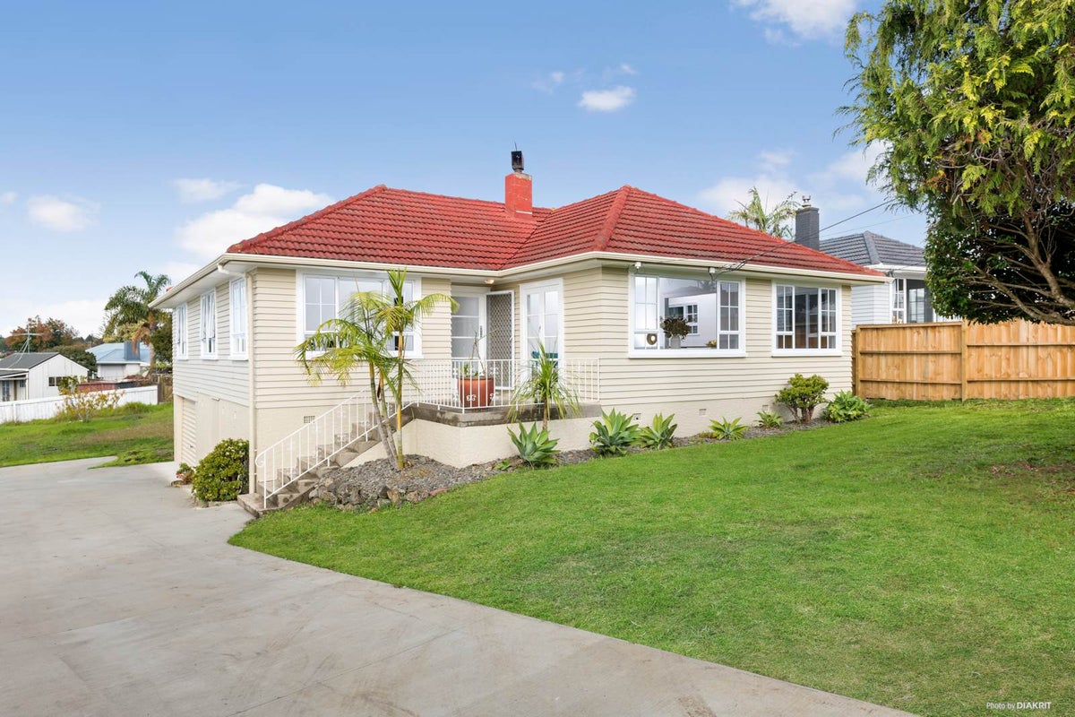9 Tiroroa Avenue, Te Atatu South, Auckland - Carousel 1