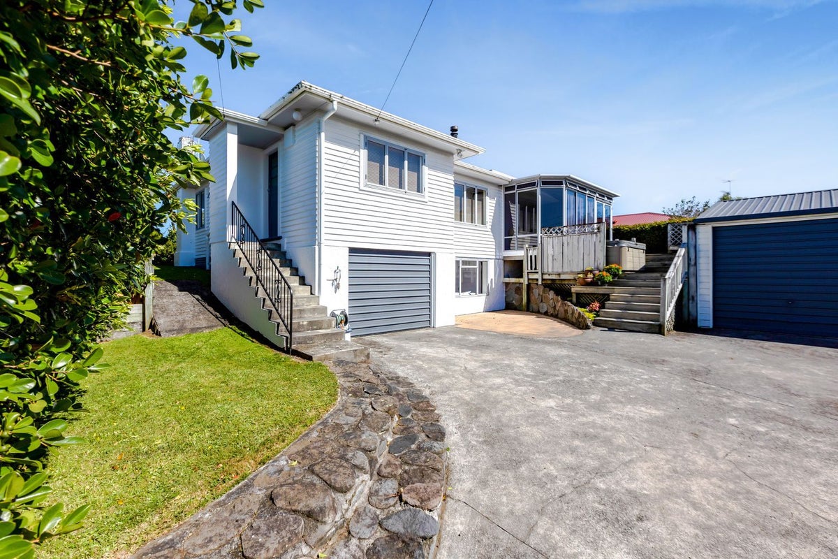 10 York Crescent, Westown, New Plymouth - Carousel 1