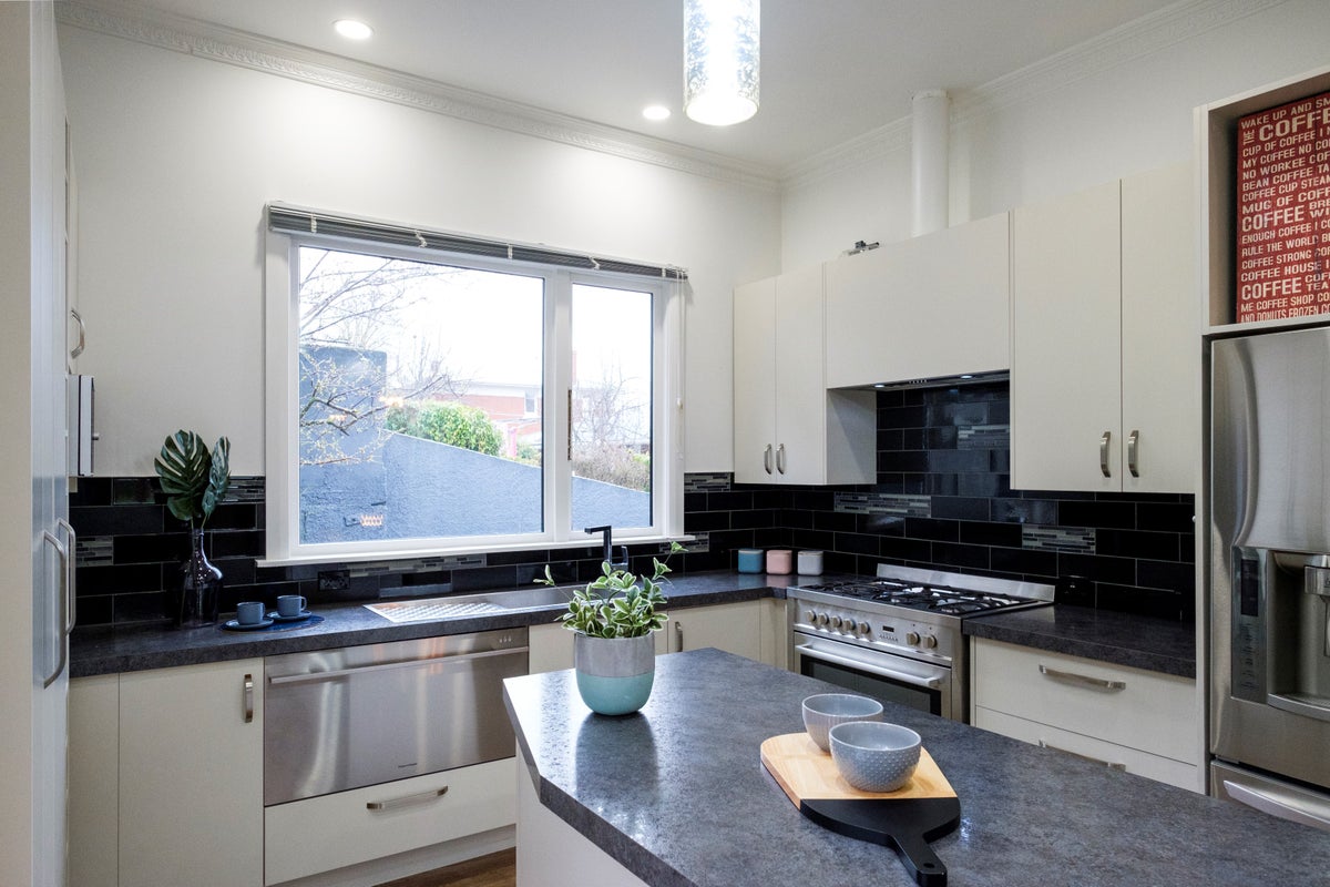 84 Glenpark Avenue, Mornington, Dunedin - Carousel 2
