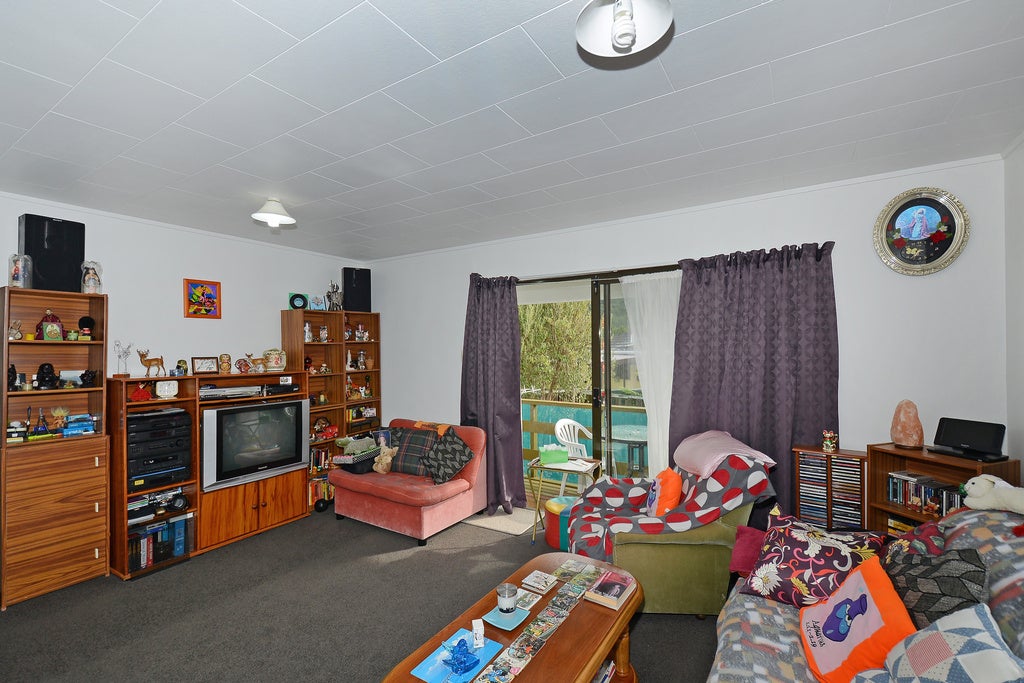 15B Amber Grove, Birchville, Upper Hutt - Carousel 12