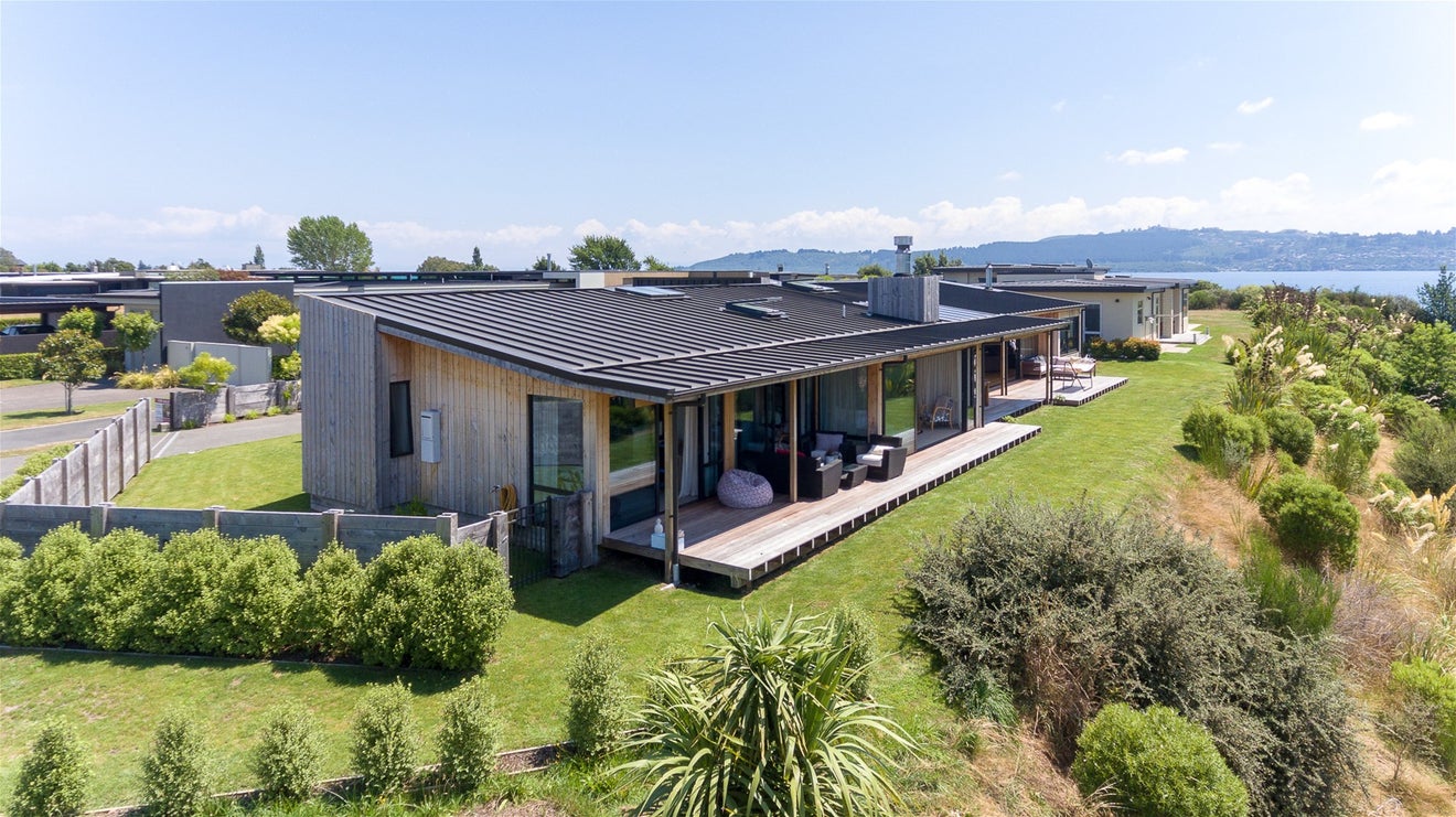 6 Kuiwai Drive, Rainbow Point, Taupo - Carousel 1