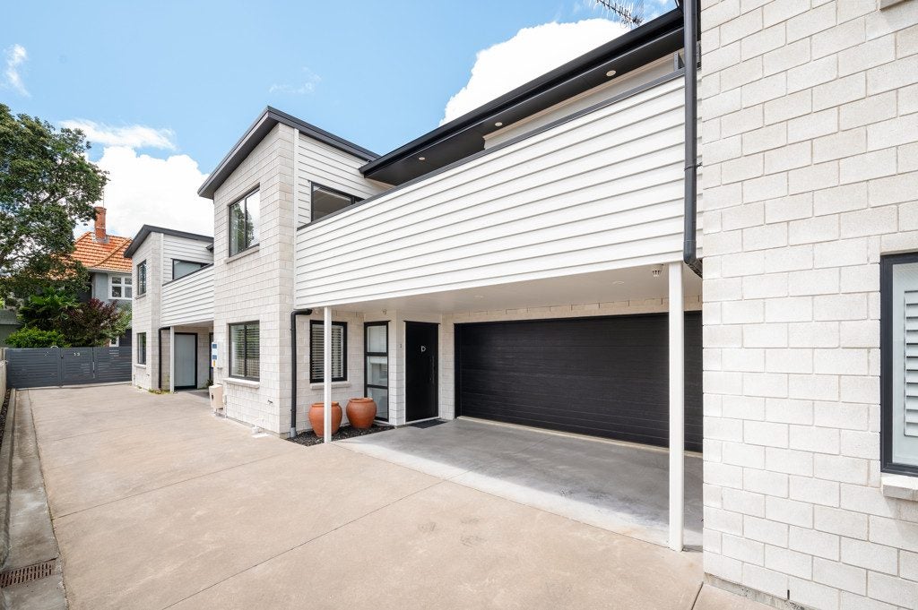 2/13 Manning Street, Hamilton Central, Hamilton - Carousel 1