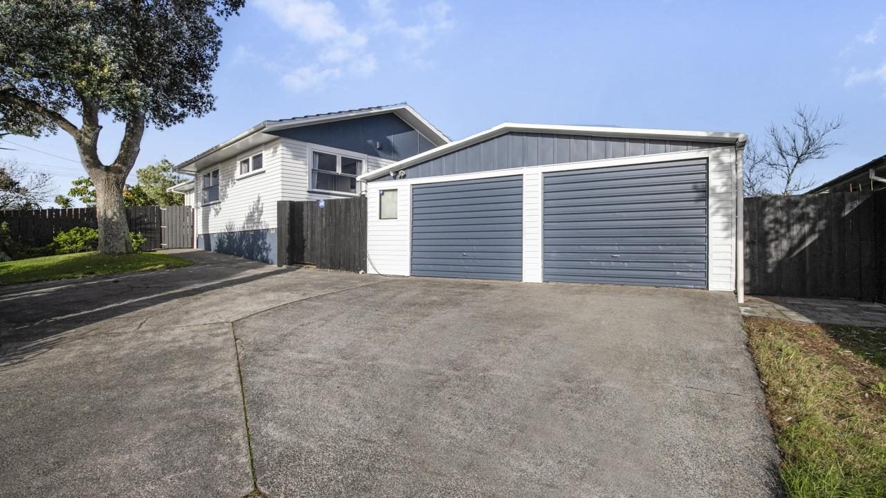 2 Thomas Rea Place, Te Atatu South, Auckland - Carousel 1
