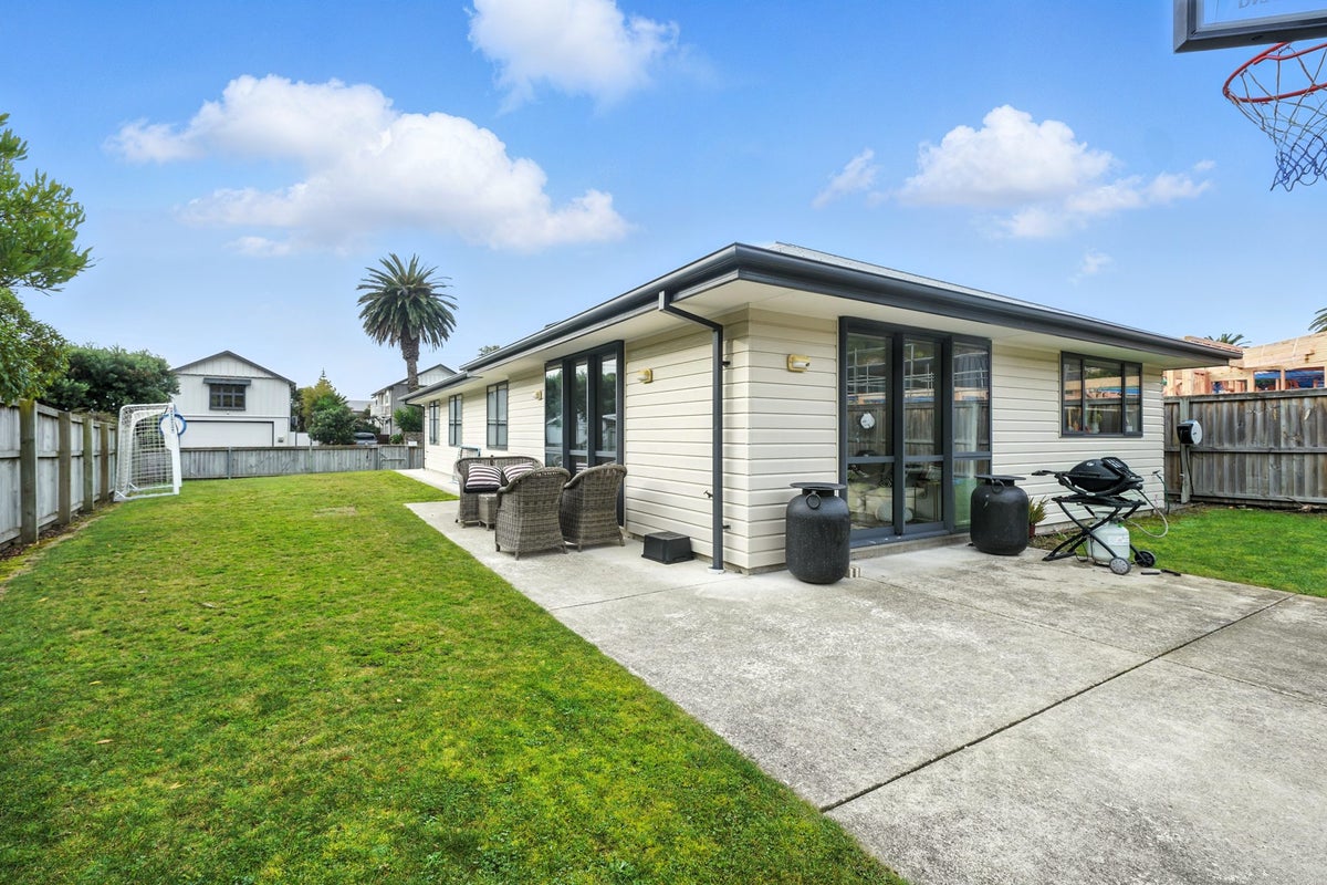 12 Nayland Street, Sumner, Christchurch - Carousel 1