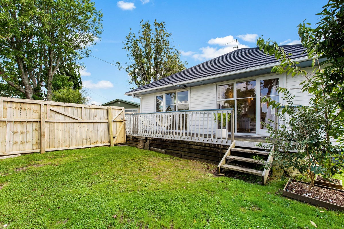 22 Knox Road, Swanson, Auckland - Carousel 1