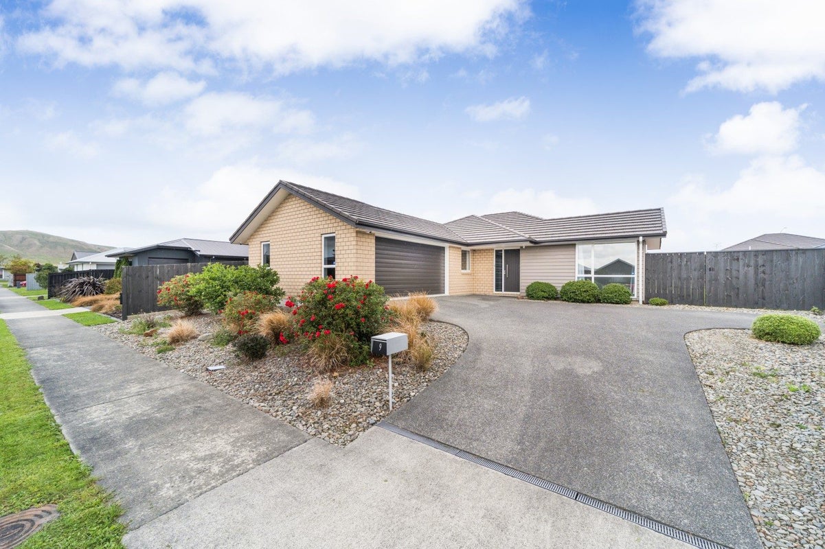 9 Mediterranean Grove, Fitzherbert, Palmerston North - Carousel 19