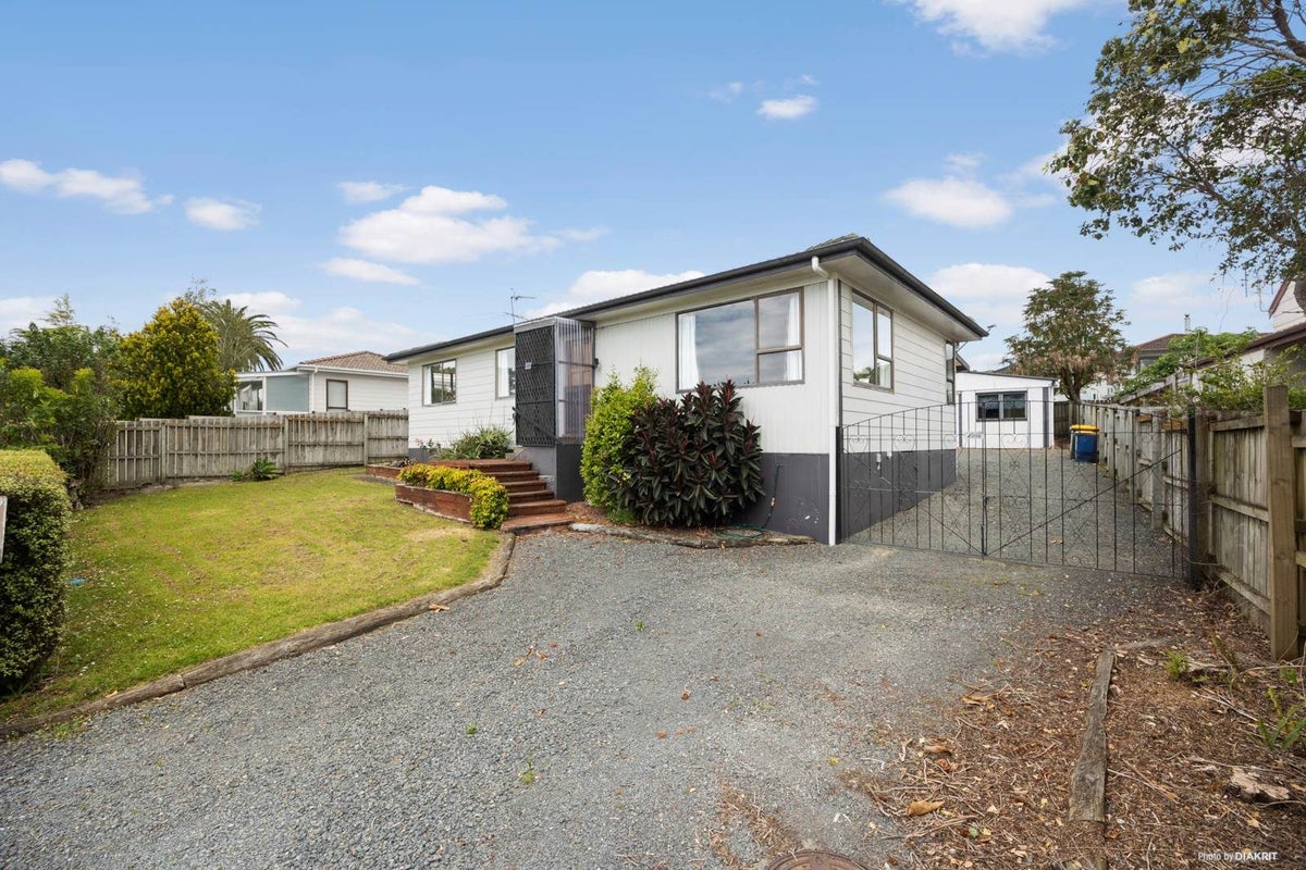 32 Granville Drive, Massey, Waitakere City, Auckland - Carousel 1
