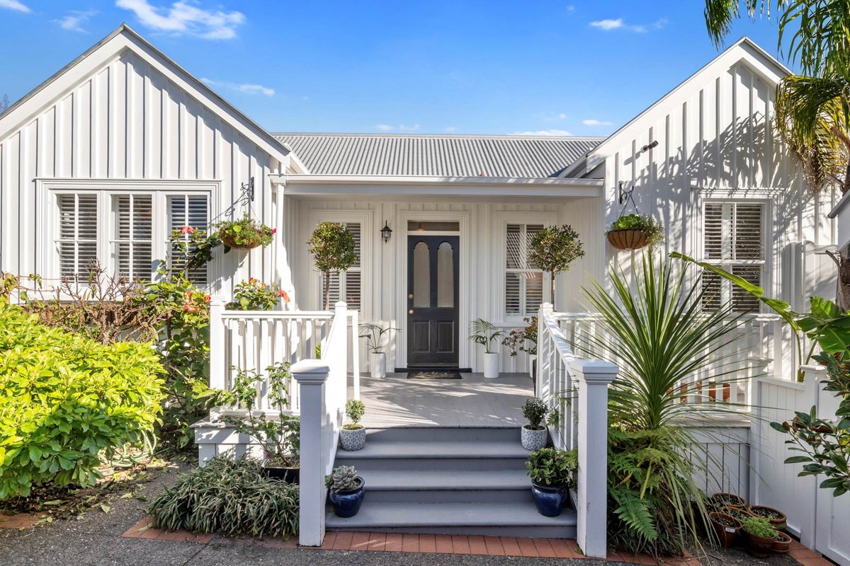 2/17 Albert Road, Devonport, Auckland - Carousel 1