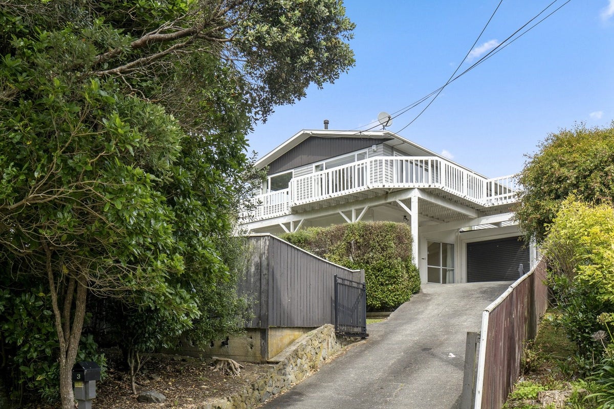 3 Kahikatea Grove, Paparangi, Wellington - Carousel 1