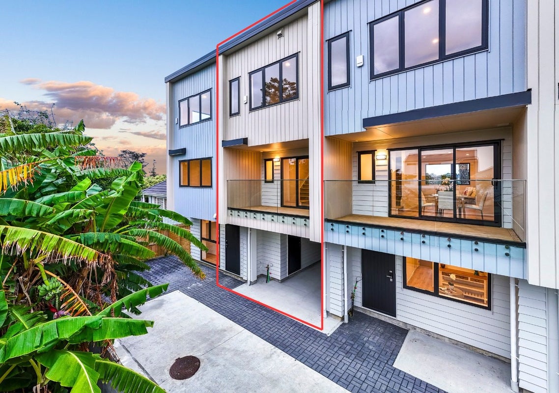 11 Hereford Street, Te Atatu Peninsula, Auckland - Carousel 1